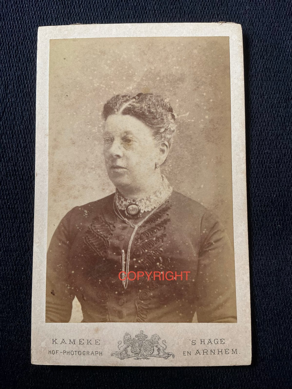 CDV, Vrouw, KAMEKE, DEN HAAG, Carte de Visite, Ophalen of Verzenden, Voor 1940, Gebruikt, Foto