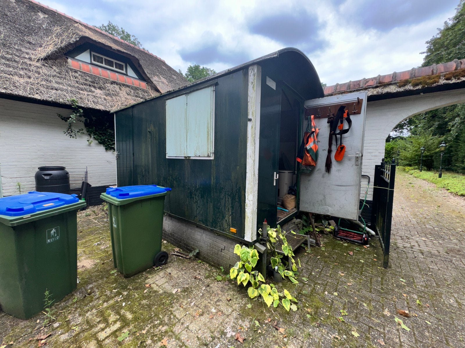 Schaftkeet met tafel, 6 zitplaatsen, gaskachel en gereedscha, Tuin en Terras, Ophalen, Gebruikt