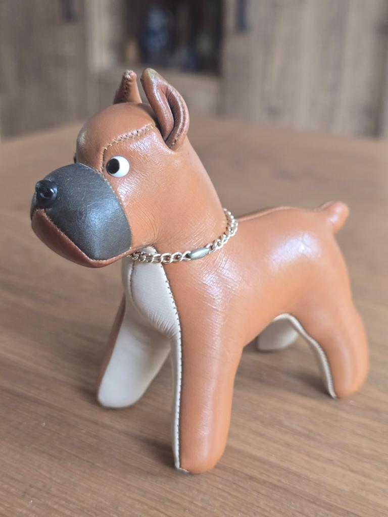 Oud leren beeldje Tomy Boxer met originele halsband, Verzamelen, Beelden en Beeldjes, Ophalen of Verzenden, Gebruikt, Dier