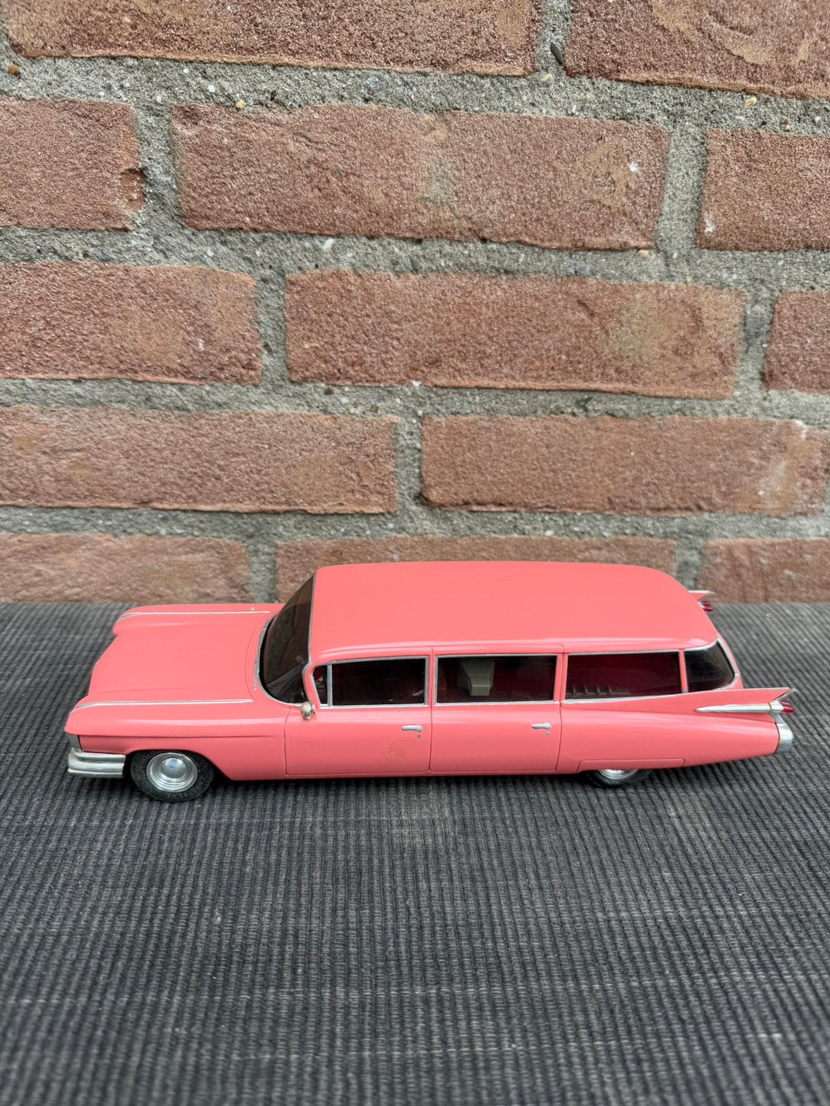1:24 Cadillac station wagon “pink”, Ophalen of Verzenden, Gebruikt, Auto, Overige merken