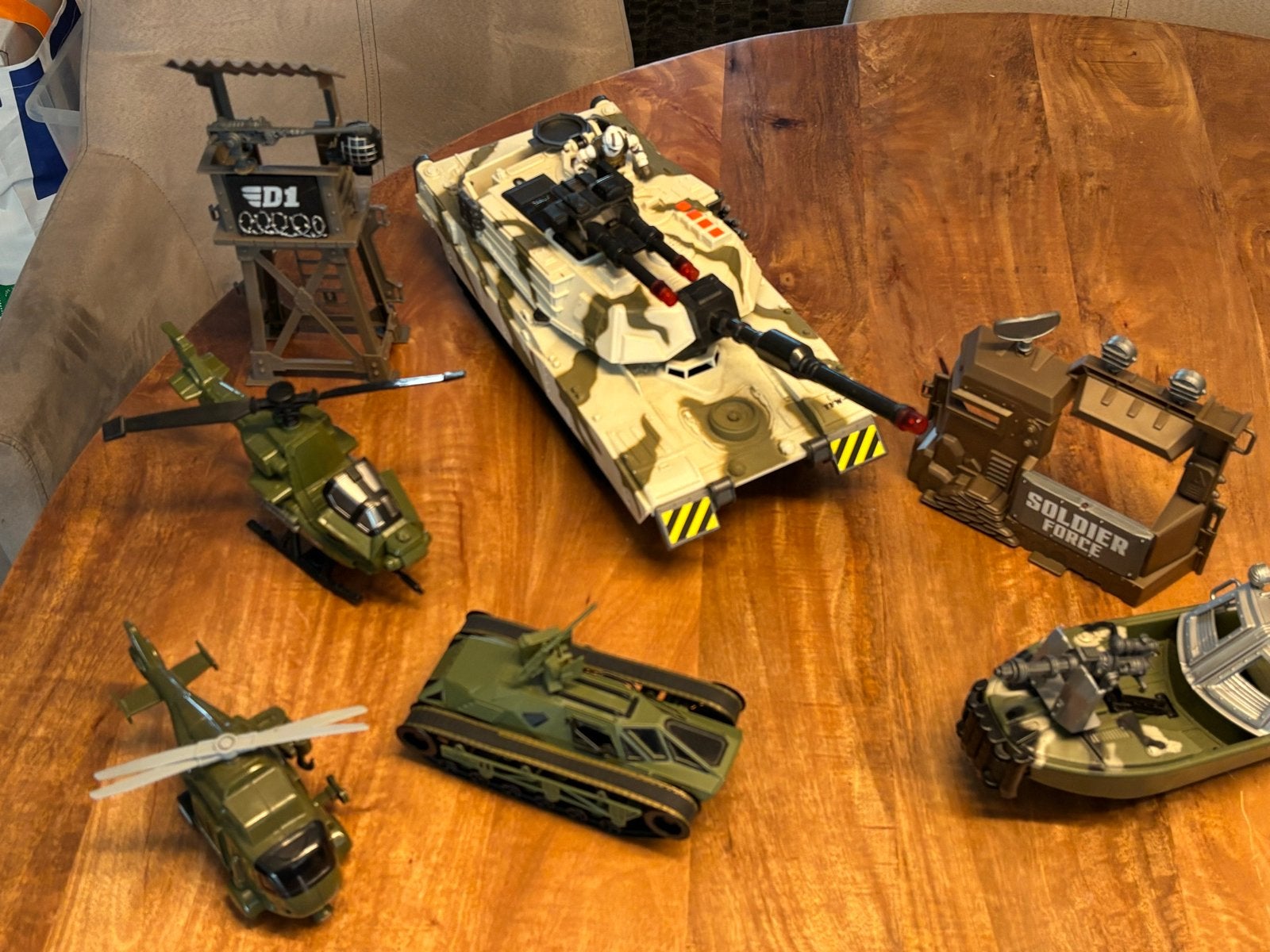 Grote set militaire speelgoedvoertuigen en accessoires, Ophalen, Gebruikt