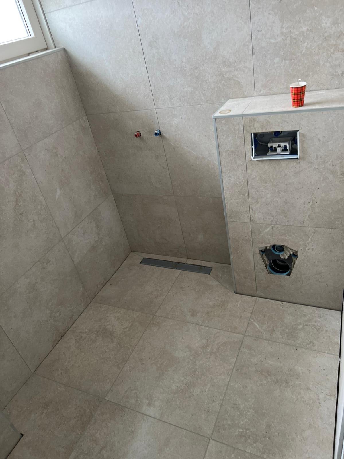 Tegelzetter badkamer betegeld >850€ incl lijm ook SPOED, Ophalen of Verzenden