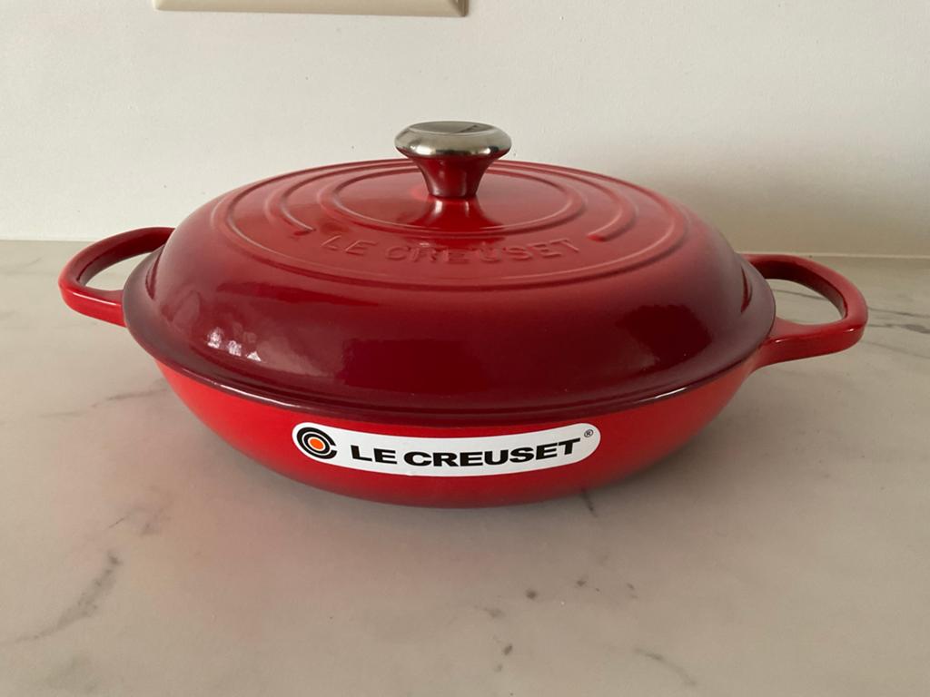 Le creuset 30 cm campagnard, kersenrood, NOOIT GEBRUIKT!, Huis en Inrichting, Keuken | Potten en Pannen, Gietijzer, Ophalen of Verzenden