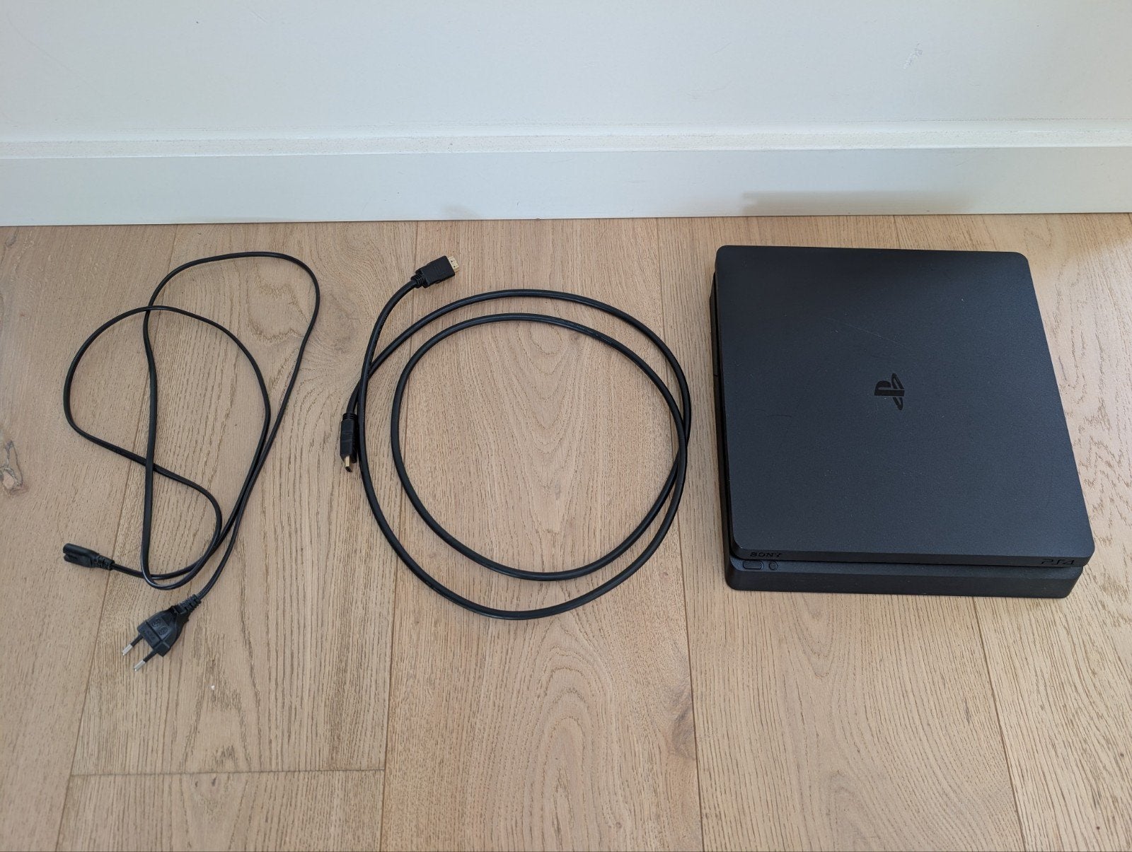 Playstation 4 met kabels, valt soms uit