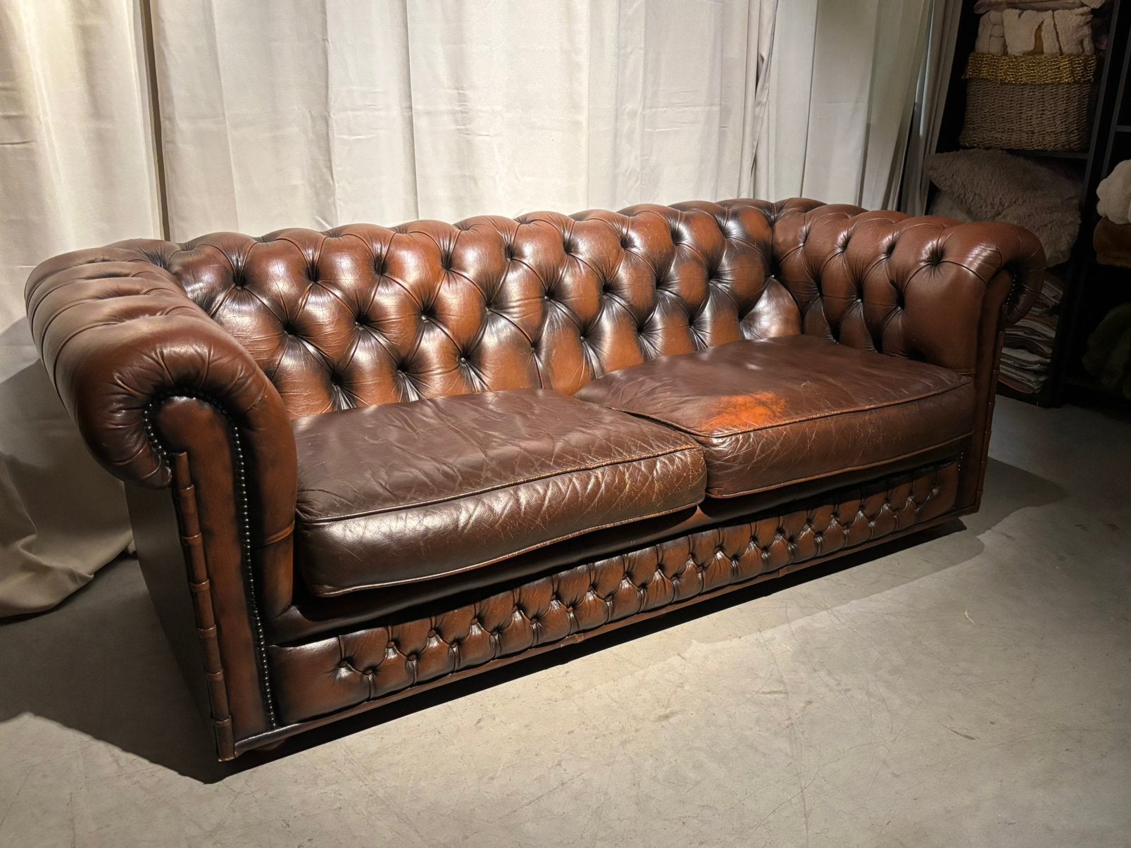 Chesterfield 3 zits Bank Antiekbruin Leer Vintage Stoer, Huis en Inrichting, Gebruikt, Driepersoons, Rechte bank, Stoer Vintage Sleets