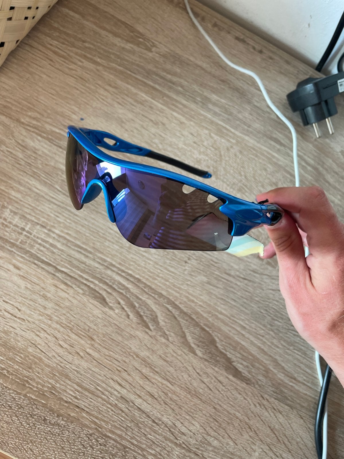 Blauwe sport zonnebril met paarse spiegelglazen, Sieraden, Tassen en Uiterlijk, Overige merken, Zonnebril, Blauw, Nieuw