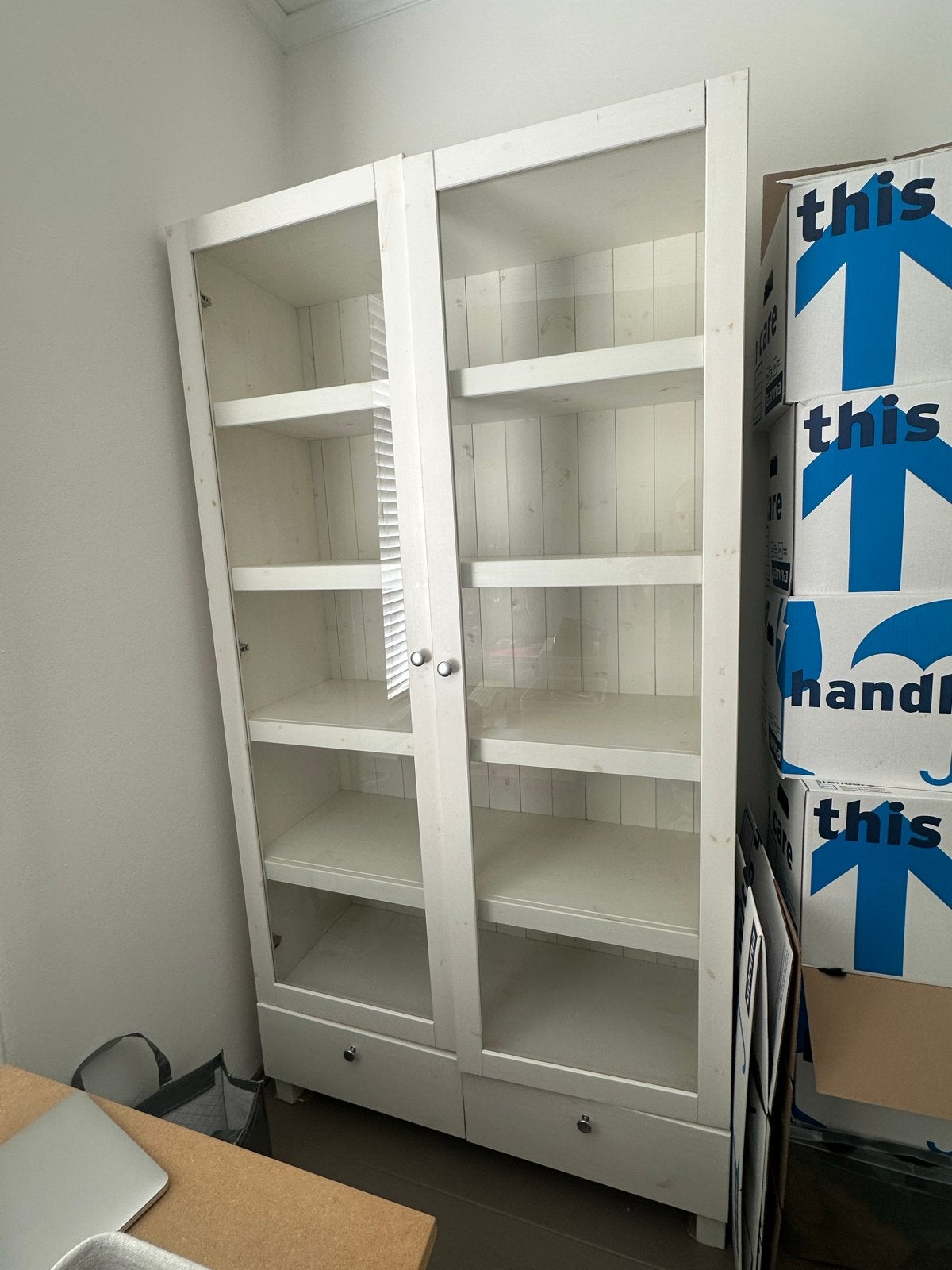 Witte vitrinekast met glazen deuren en lades, Ophalen, Gebruikt, 100 tot 150 cm, 200 cm of meer