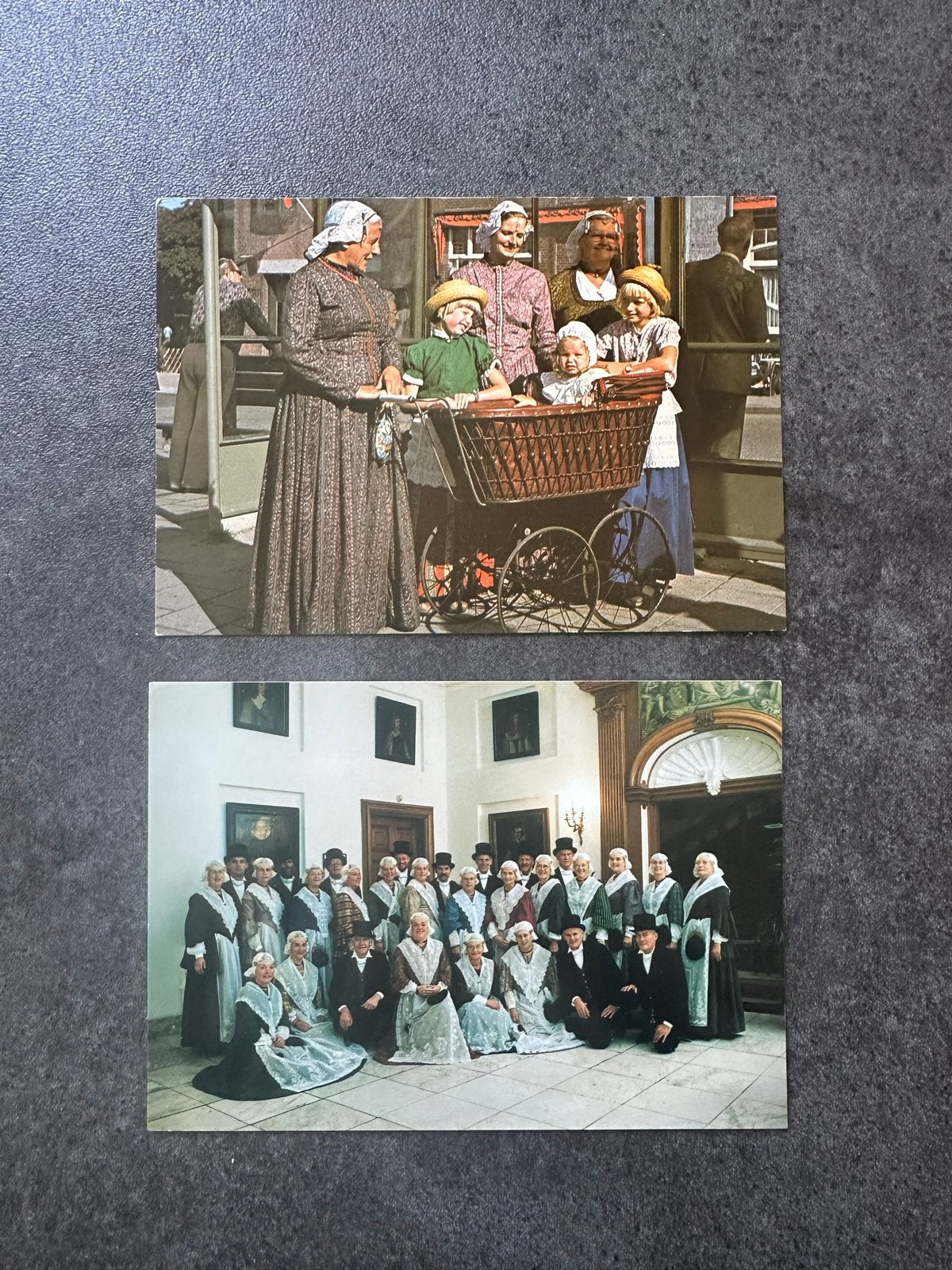 2 Friese Ansichtkaarten: Klederdracht Schagen & Skotsploech, Ophalen of Verzenden, 1960 tot 1980, Ongelopen, Friesland