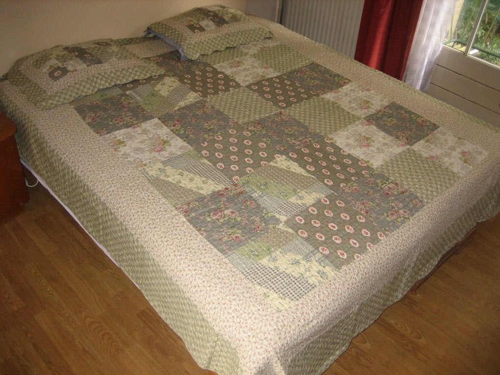 Nieuw. Mooie gewatteerde quilt patchwork 220 x 260, Ophalen of Verzenden, Nieuw, Tweepersoons, Sprei