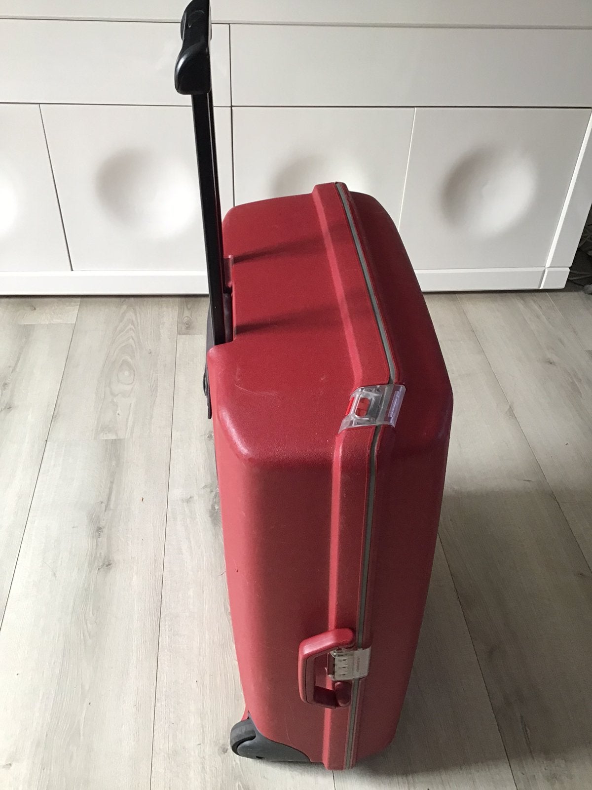 Grote rode Samsonite koffer met uitschuifbare handgreep, Gebruikt, Hard kunststof, Grote rode Samsonite koffer met uitschuifbare handgreep