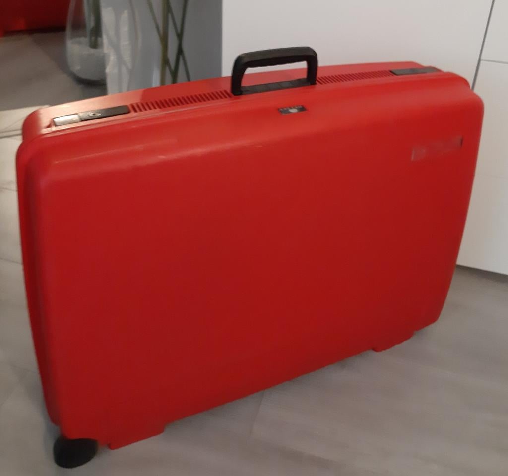 Rode Delsey Koffer met Wieltjes 70x50 CM, Gebruikt, Hard kunststof, 45 tot 55 cm, Ophalen of Verzenden