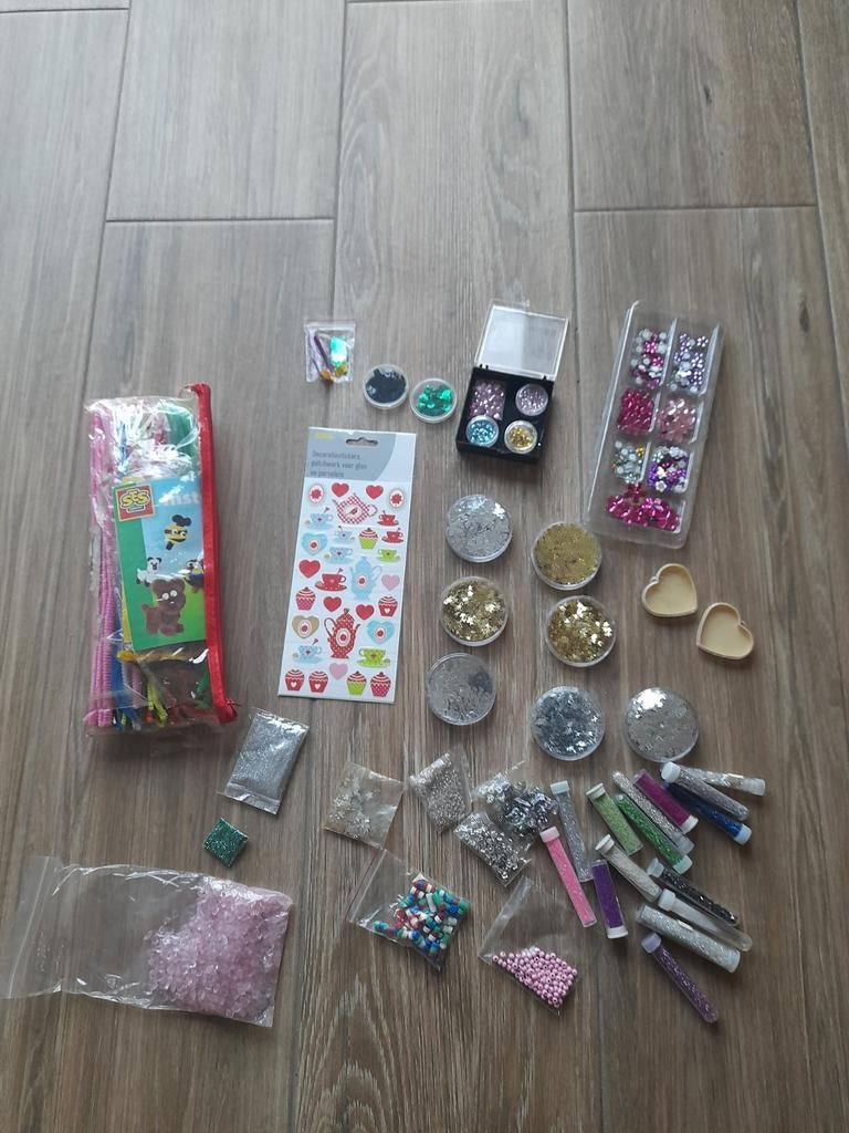 Knutselspullen, glitters stickers, kraaltjes etc, Ophalen of Verzenden, Zo goed als nieuw, Knutselmateriaal
