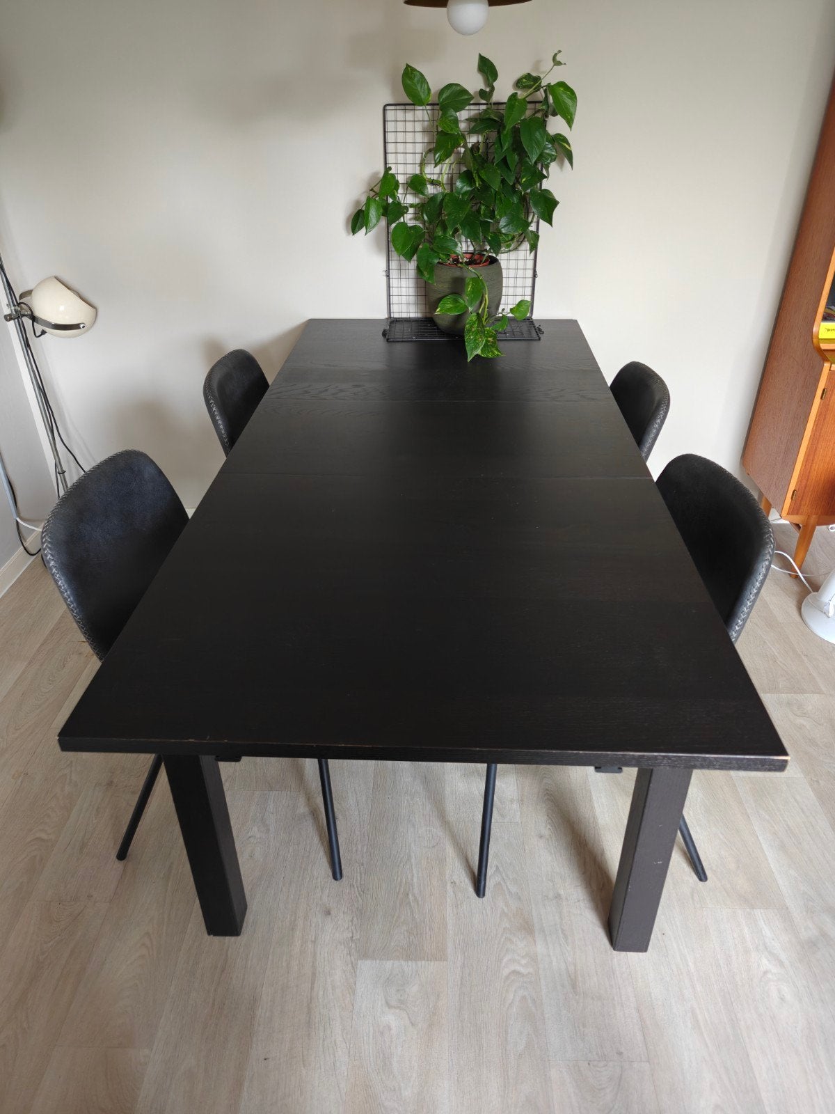 Uitschuifbare zwart eiken eettafel met 4 stoelen, Ophalen, Gebruikt, Eikenhout, 200 cm of meer
