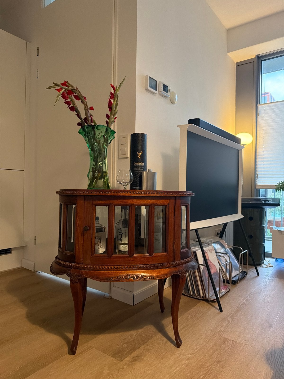Uniek Vintage Houten Dressoir met Glazen Panelen, Ophalen