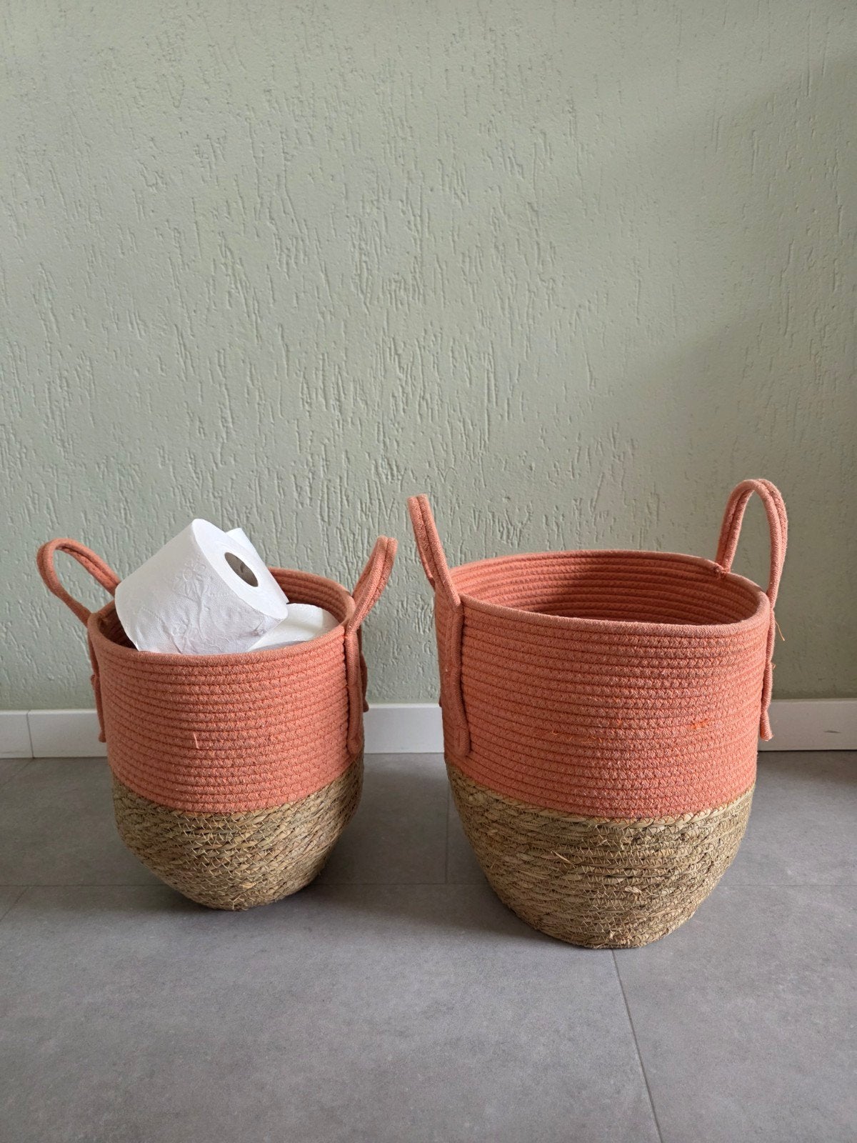 2 leuke zalm/oranje manden. Kl mand 25x30h, gr.mand 30x33h, Ophalen, Rond, Riet
