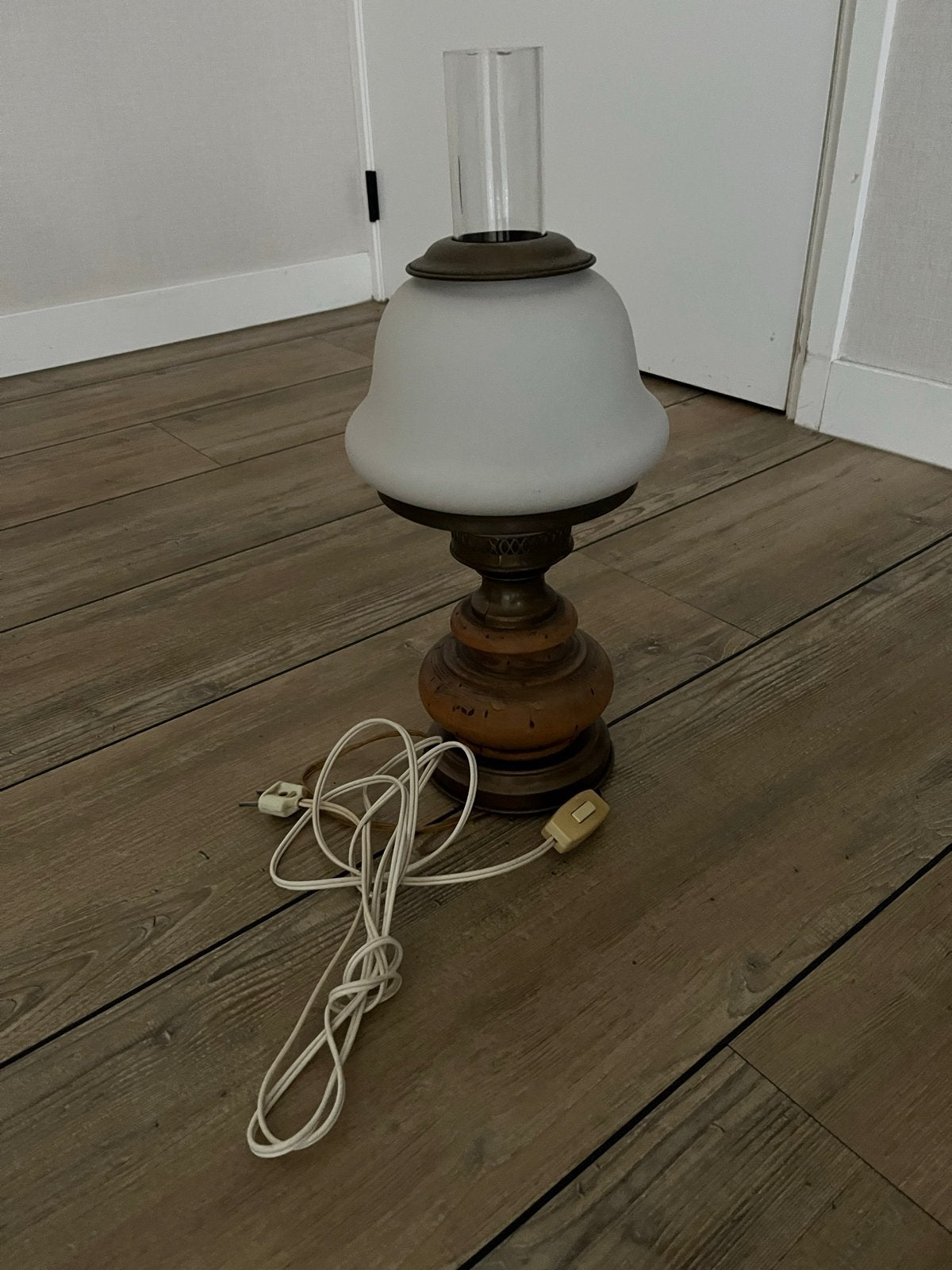 Oude petroleum lamp met stroomaansluiting, Ophalen