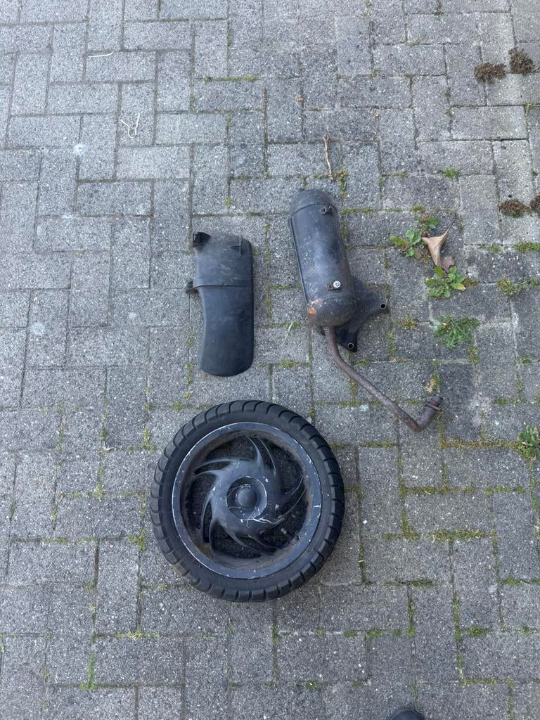 Piaggio new fly onderdelen uitlaat achterwiel spatbord, Ophalen of Verzenden, Gebruikt, Uitlaat