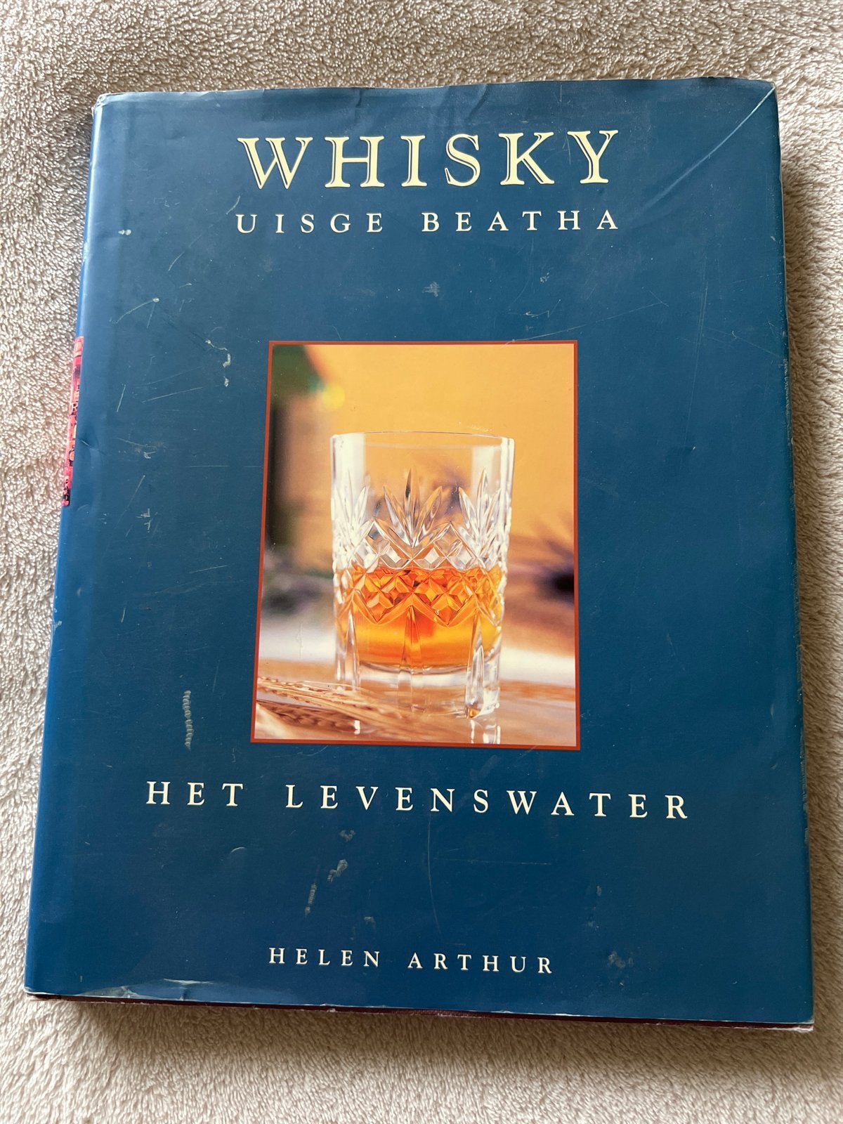 Whisky: Het Levenswater - Helen Arthur (Boek), Ophalen of Verzenden, Gelezen