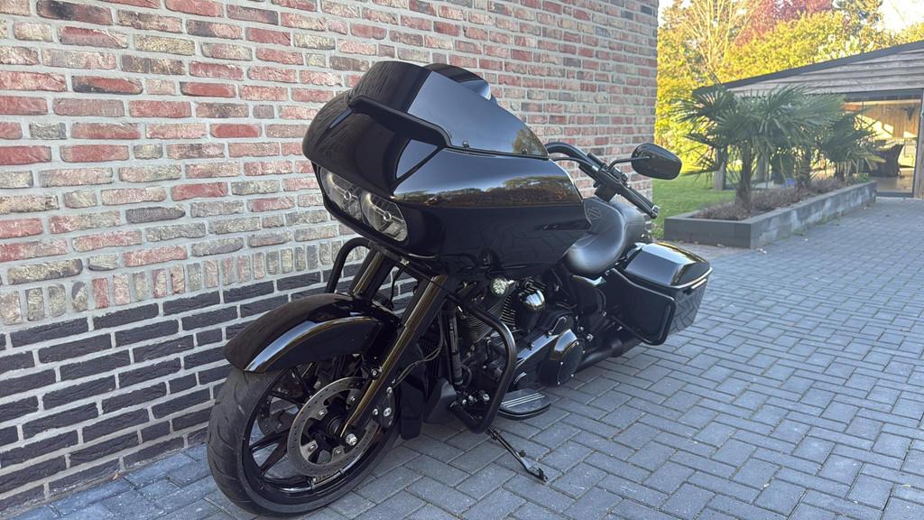 Harley Davidson 114 FLTRX Road Glide CVO Black Out, Traction Control, Laan van Vredenoord 33
2289 DA  Rijswijk, NL, H-DCUSTOMERSERVICE@Harley-Davidson.com