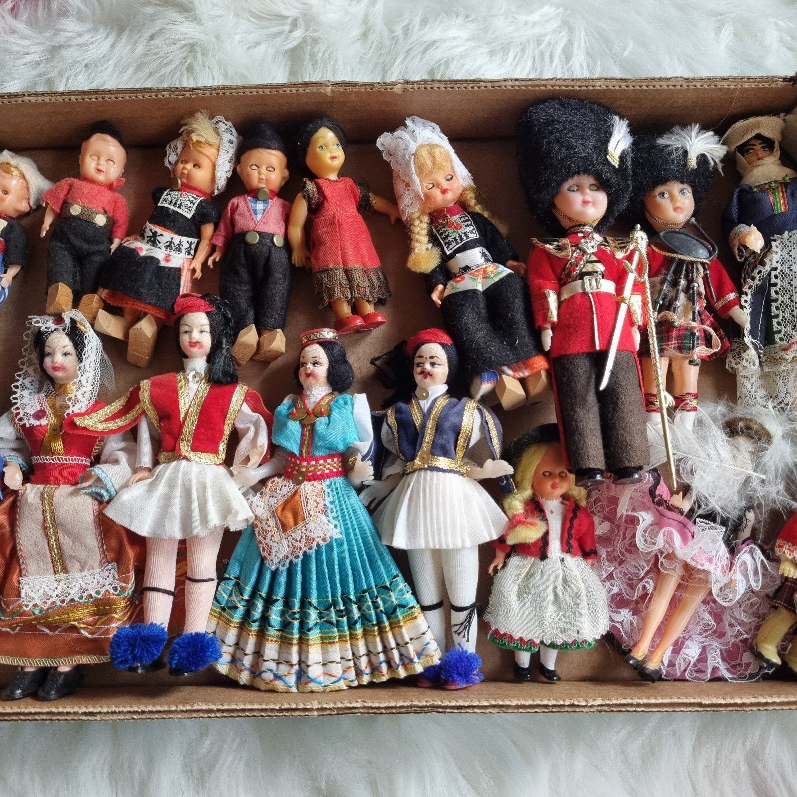 Vintage souvenir poppen - 17 stuks - in prima sta, Ophalen of Verzenden, Nieuw, Pop