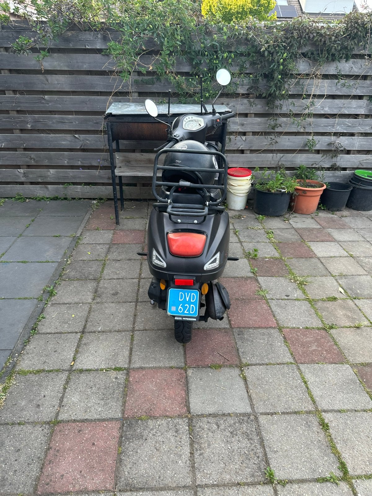 DJJD Matzwarte scooter uit 2019 met lage kilometerstand, Fietsen en Brommers, Snorfietsen en Snorscooters, Ophalen of Verzenden