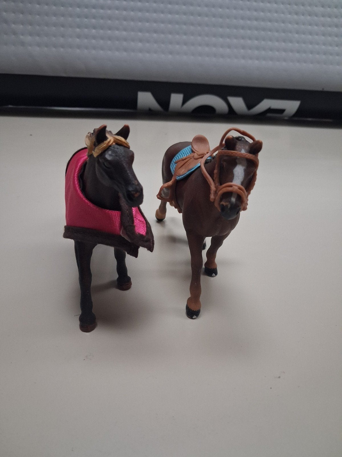 Schleich paarden met dekje en zadel, Ophalen of Verzenden