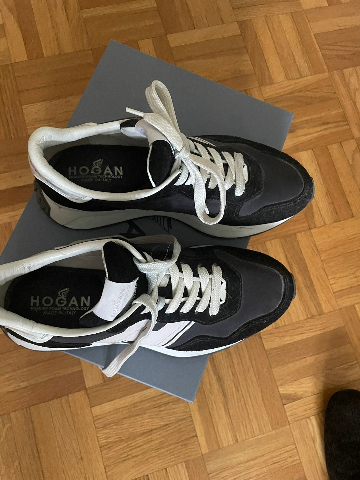 Hogan sneakers maat 39,5, Ophalen of Verzenden, Zo goed als nieuw, Sneakers of Gympen