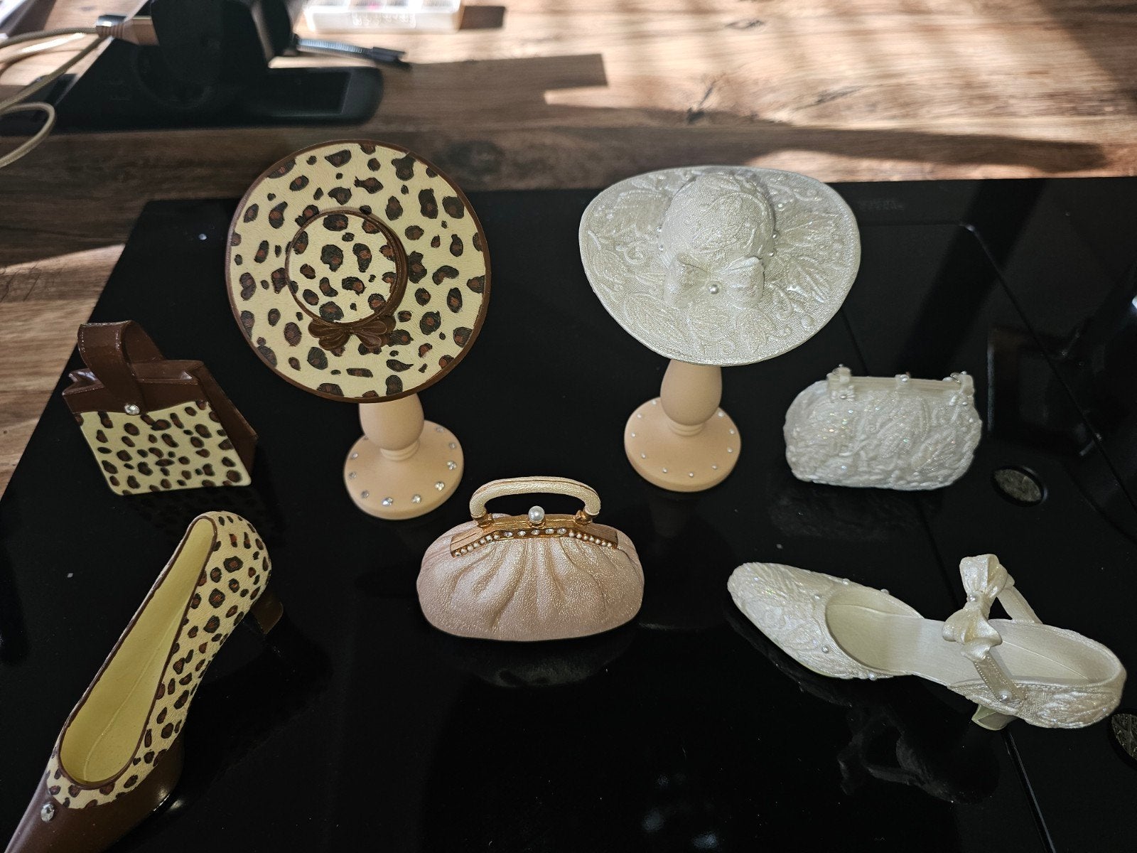 Miniatuur tasjes, schoentjes en hoedje 9 delige decoratie, Ophalen of Verzenden, Zo goed als nieuw