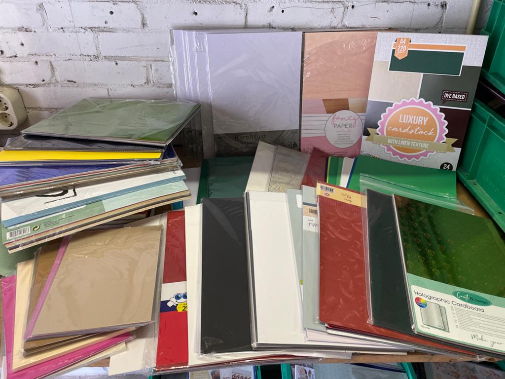 Grote partij knutselpapier en karton, Overige thema's, Meerkleurig, Ophalen of Verzenden, Zo goed als nieuw