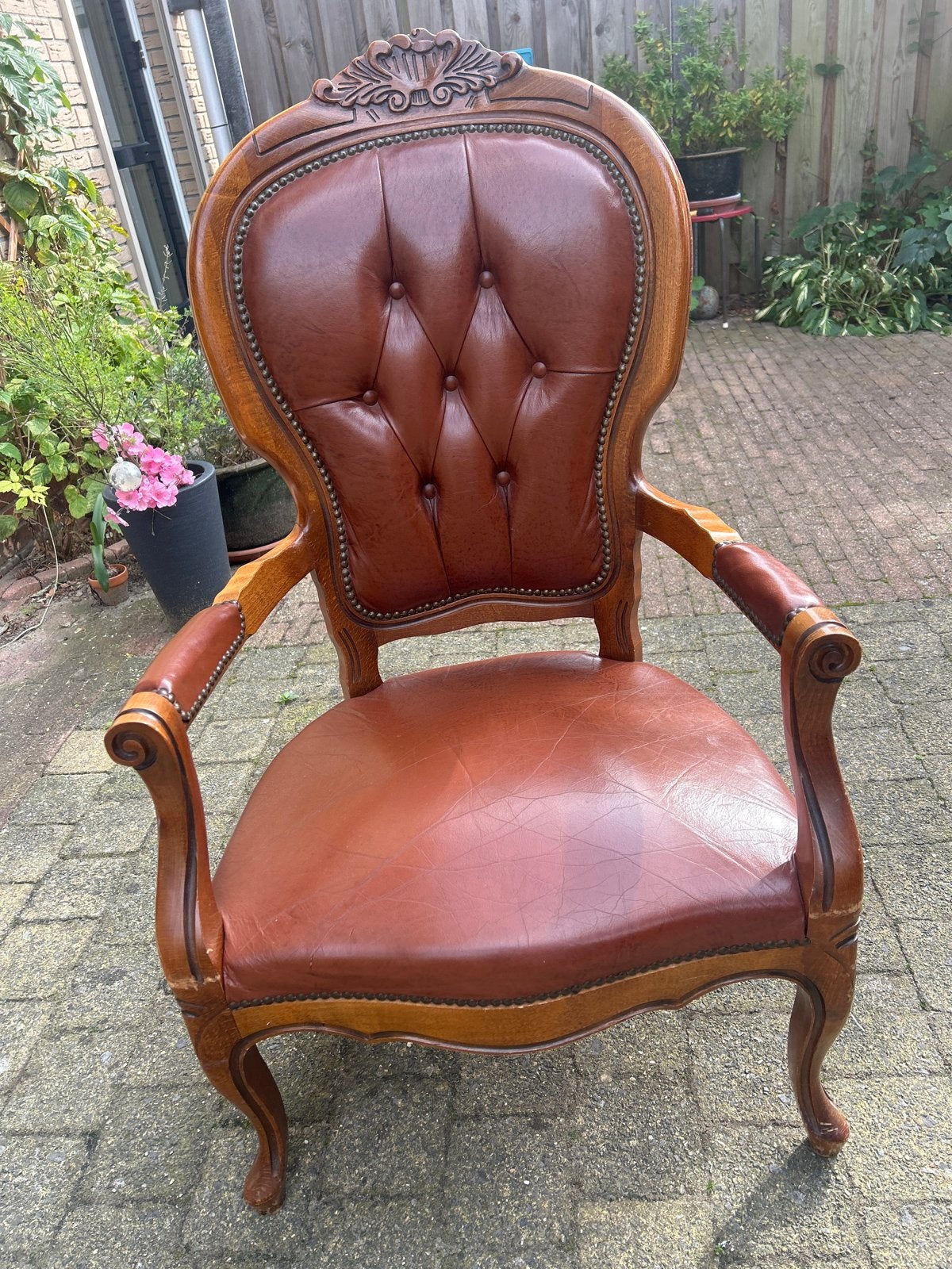 Antieke fauteuil met leer en houtsnijwerk, Antiek en Kunst, Ophalen