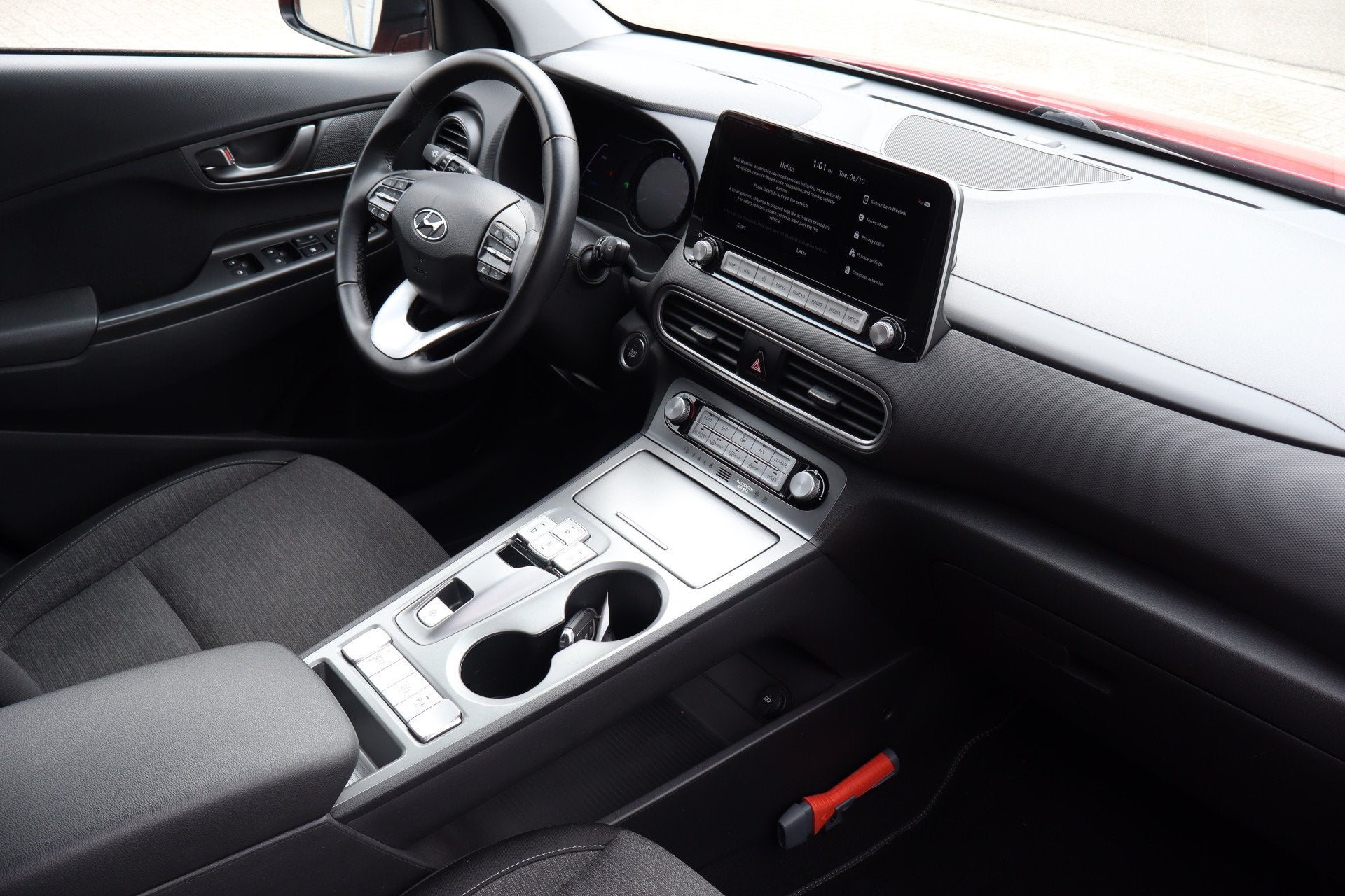 Hyundai KONA EV Fashion 64 kWh NL Auto/Apple carplay/Warmtep, Auto's, 12 maanden, Stof, Gebruikt, Zwart