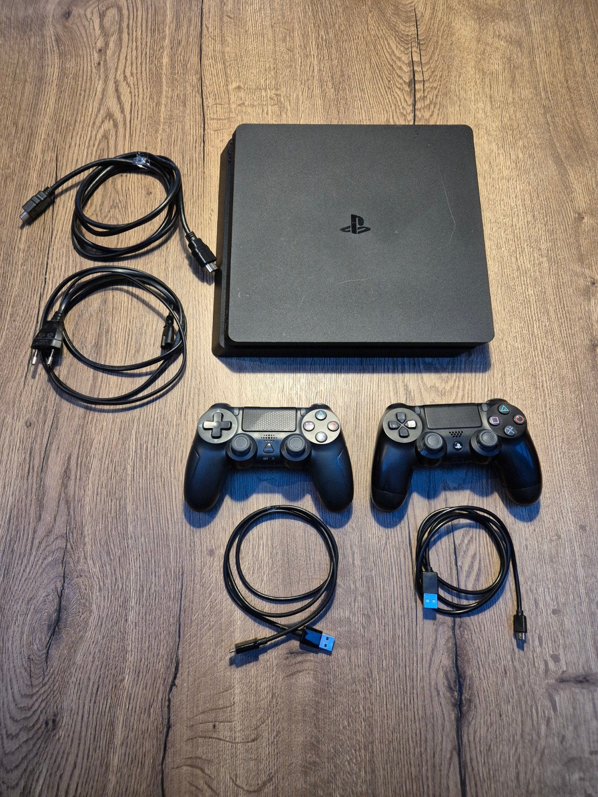 PS4 Slim 500GB – 2 Controllers + 4 Games – Compleet, Spelcomputers en Games, Spelcomputers | Sony PlayStation 4, Met 2 controllers