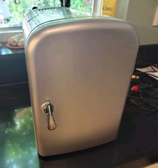 Mini koelkast, 220v en 12v, koelt goed, Ophalen, Zonder vriesvak, Minder dan 75 liter, Minder dan 45 cm