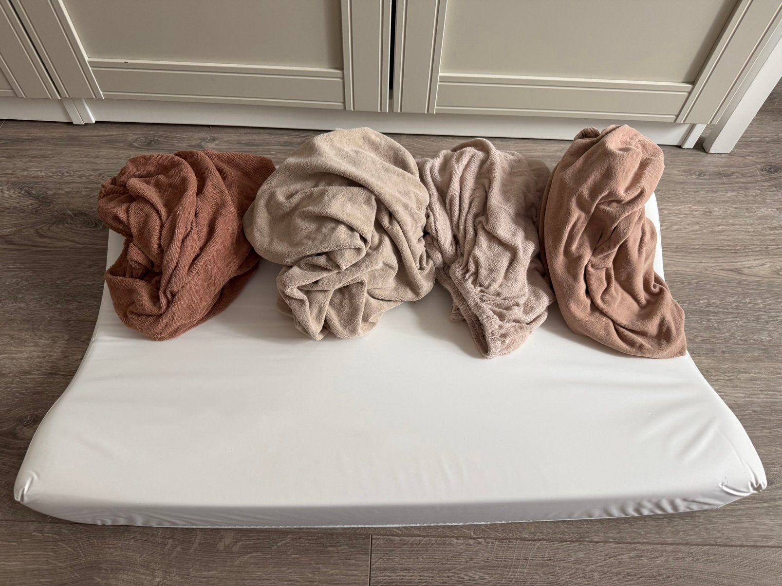 Baby aankleedkussen met 4 hoezen in beige kleuren babyuitzet, Ophalen, Zo goed als nieuw