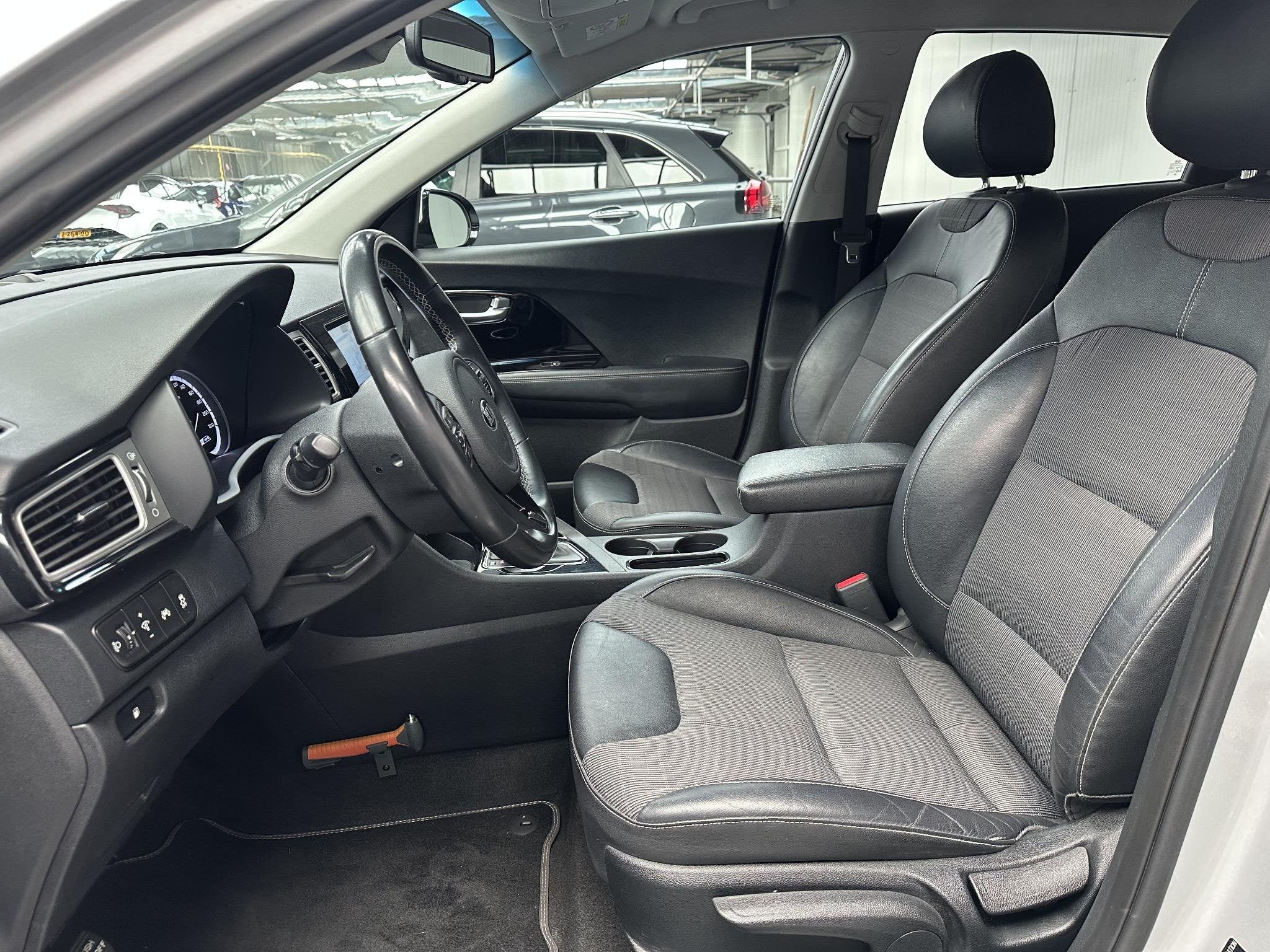 Kia Niro 1.6 GDi Hybrid First Edition, Auto's, Gebruikt, Euro 6, 2 kWh, Leder en Stof