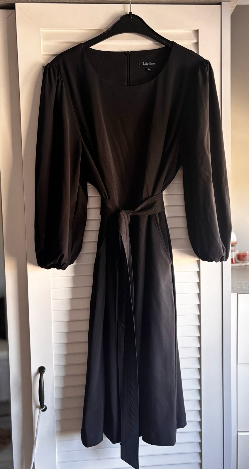 Lilytime Zwarte Jurk - Nieuw met strikceintuur, Zwart, Maat 42/44 (L), Nieuw, Ophalen of Verzenden