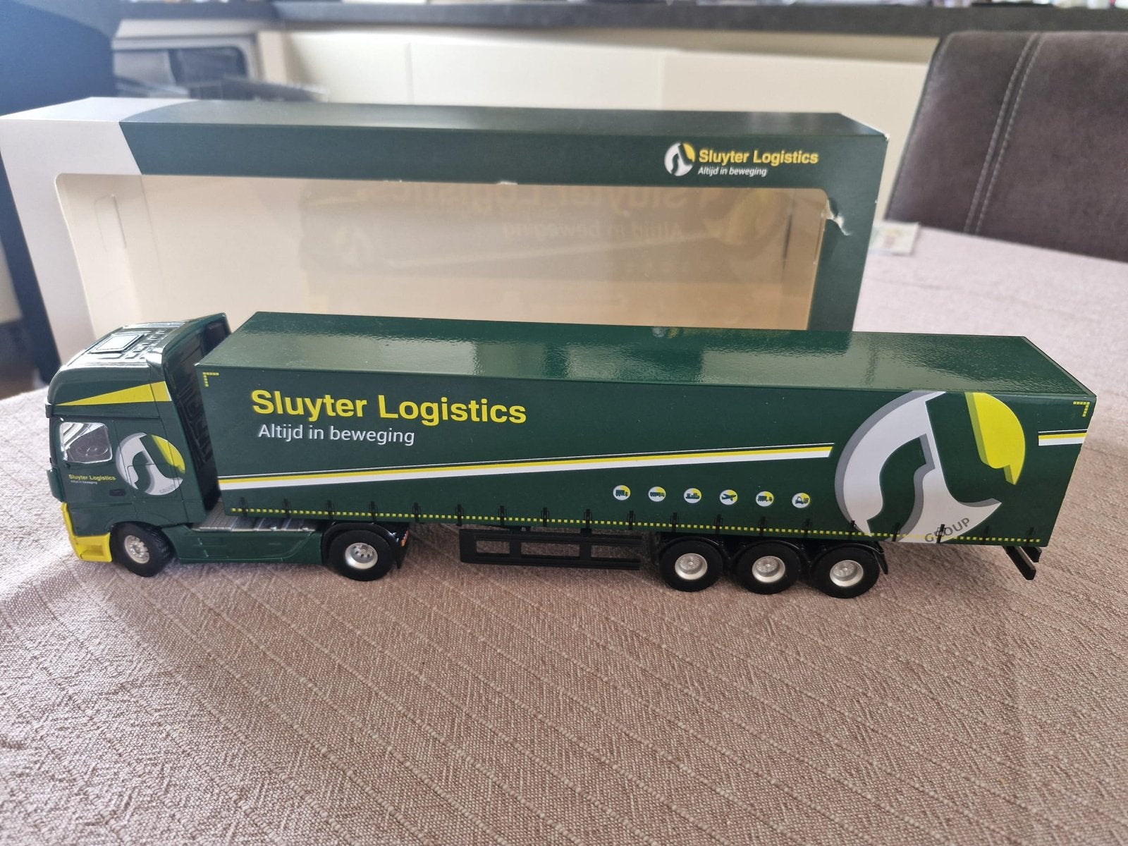 Slyuter Logistics Vrachtwagen Schaalmodel - Doos licht besch, Ophalen of Verzenden, Zo goed als nieuw, Bus of Vrachtwagen, Overige merken