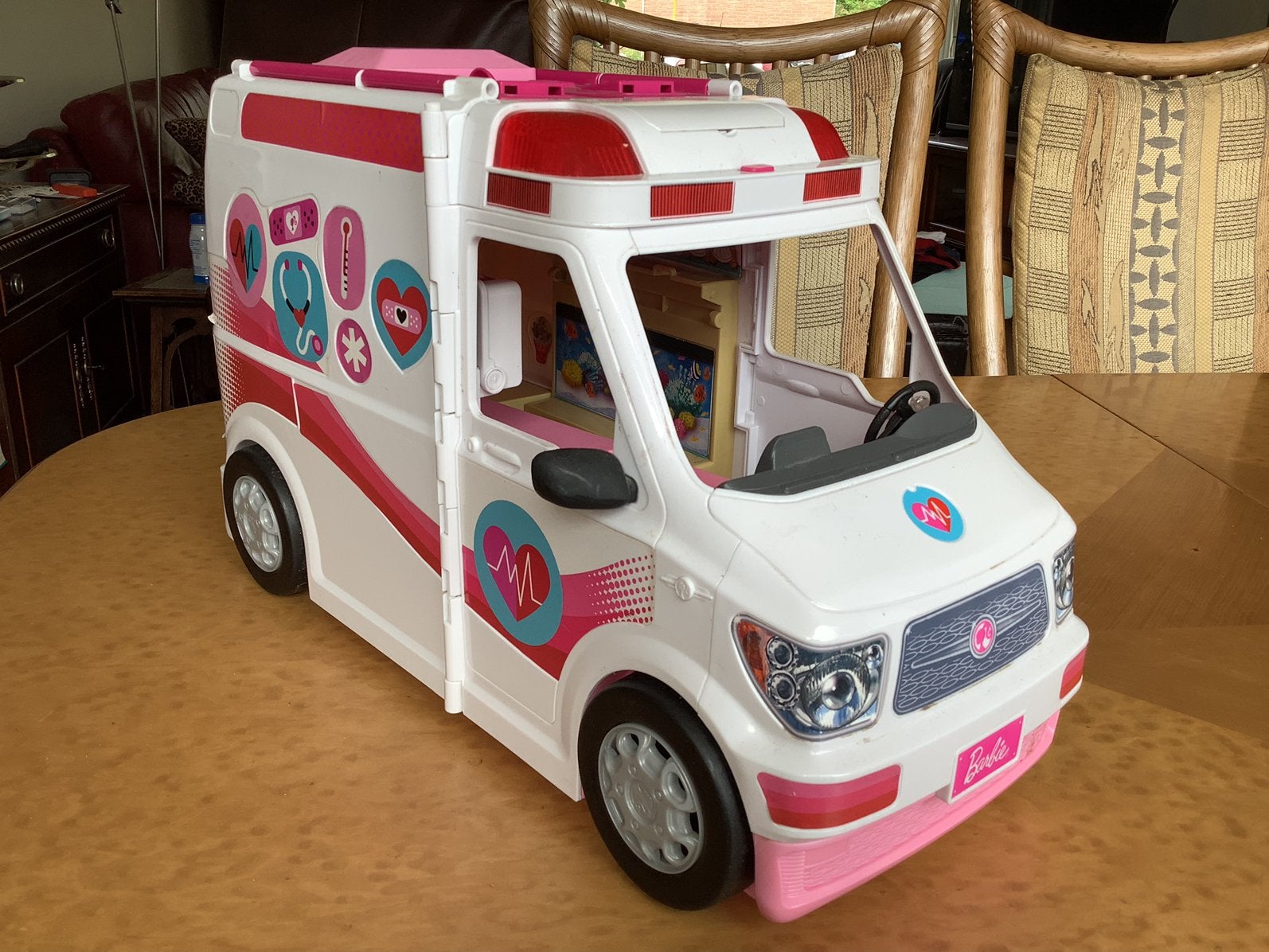 Barbie ambulance - 44cm lang, met opklapbare delen en branca, Ophalen of Verzenden, Zo goed als nieuw, Barbie