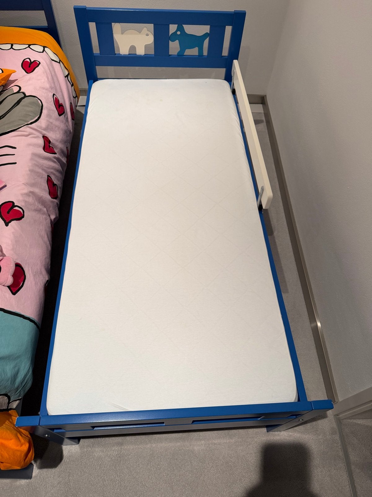 IKEA Kinderbed (blauw/wit) met lattenbodem en matras, Ophalen, Eenpersoons, Blauw, Zo goed als nieuw