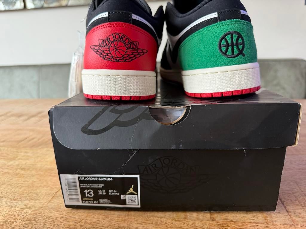 Jordan 1 Low Quai 54 - Maat 47.5 - Nieuw, Ophalen of Verzenden, Nieuw, Zwart, Sneakers of Gympen