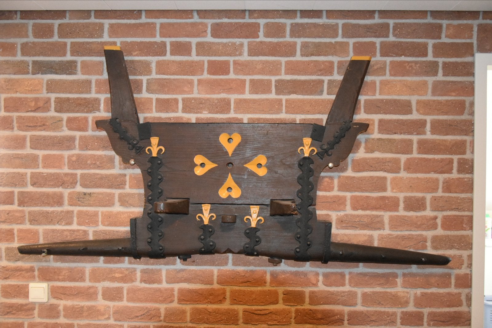 Antieke kapstok met decoratieve elementen, Ophalen