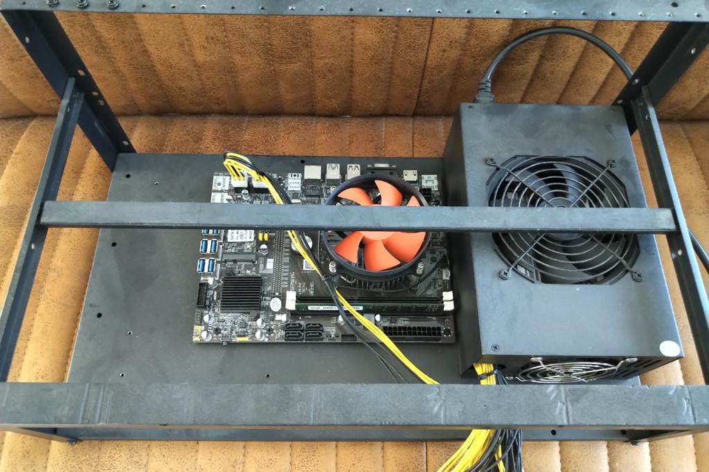 Mining rig computer, Ophalen of Verzenden, Zo goed als nieuw, SSD, 128 GB