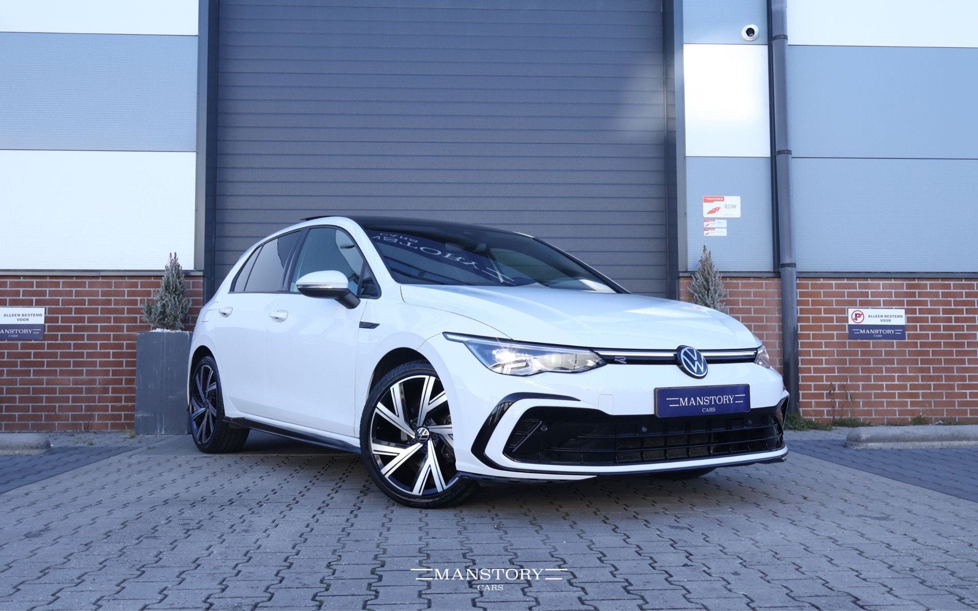 Volkswagen Golf 1.5 eTSI R-Line Business, Auto's, Volkswagen, 4 cilinders, 150 pk, Wit, Geïmporteerd