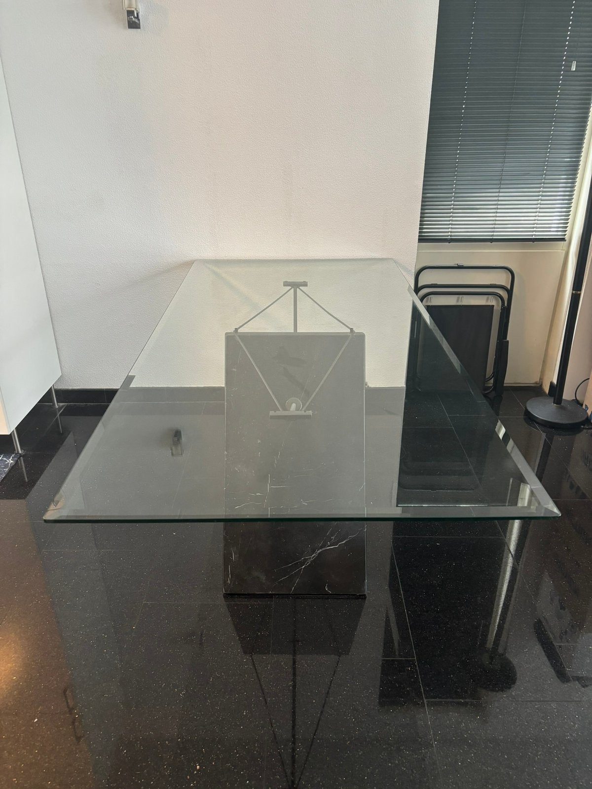 Glazen eettafel met marmer onderstel, Huis en Inrichting, Tafels | Salontafels, Ophalen, Zo goed als nieuw, Rechthoekig, 50 tot 100 cm