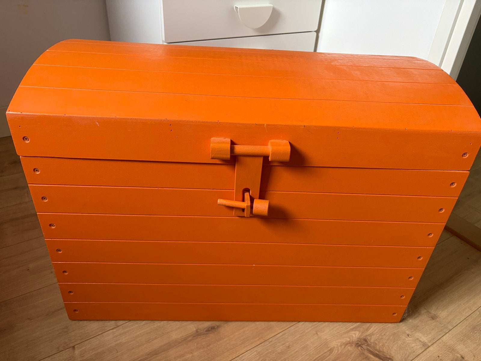 Gratis Oranje houten speelgoedkist met deksel, Ophalen, 50 – 75, Gebruikt, 100 tot 150 cm