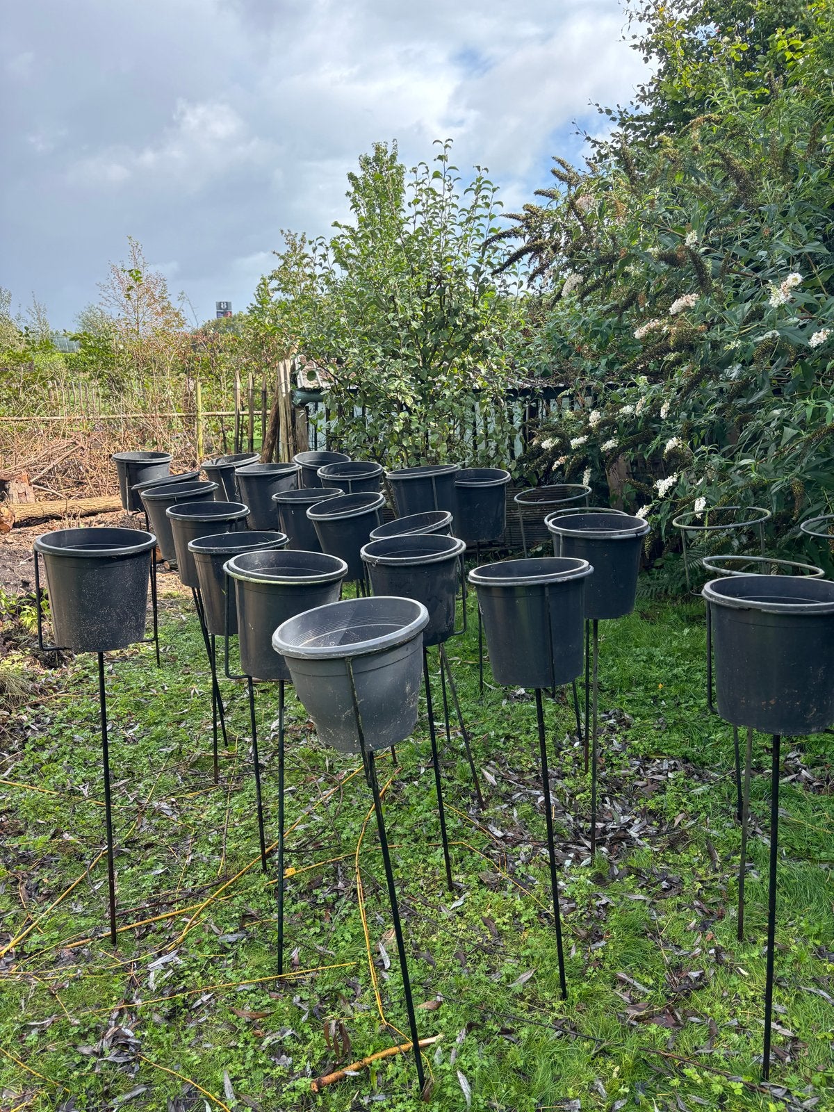 Bloempotten met standaarden voor tuin of balkon, Tuin en Terras, Bloempotten, Kunststof, Gebruikt, Rond, Tuin
