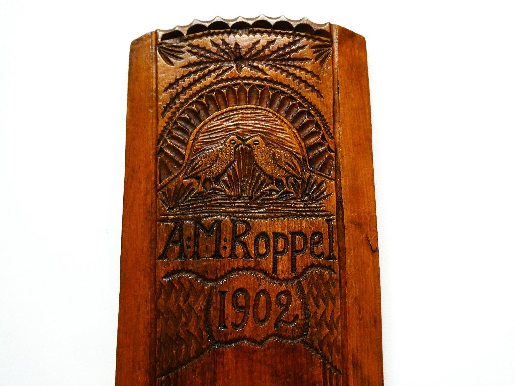 Een antieke kerfsnede mangelplank gedecoreerd met vogels, Antiek en Kunst, Ophalen of Verzenden