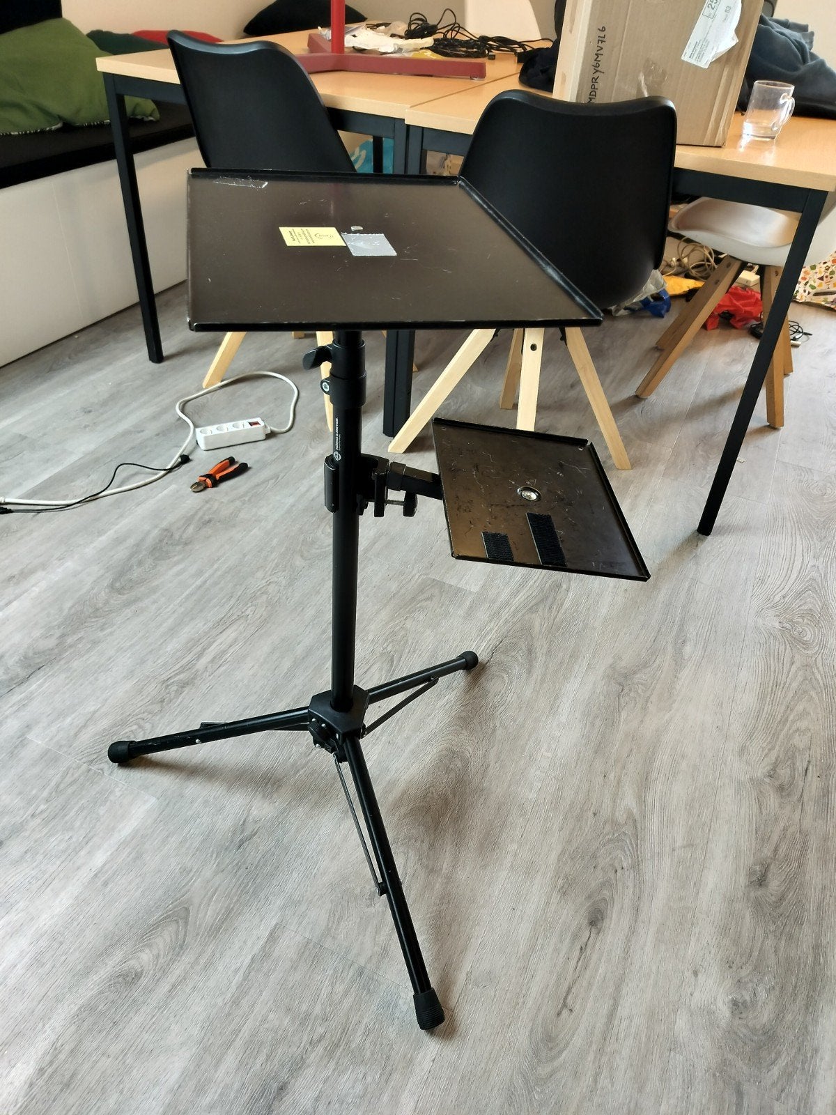 Verstelbare laptop standaard met twee plateaus, Muziek en Instrumenten, Standaards, Ophalen of Verzenden, Gebruikt, Instrumentstandaard