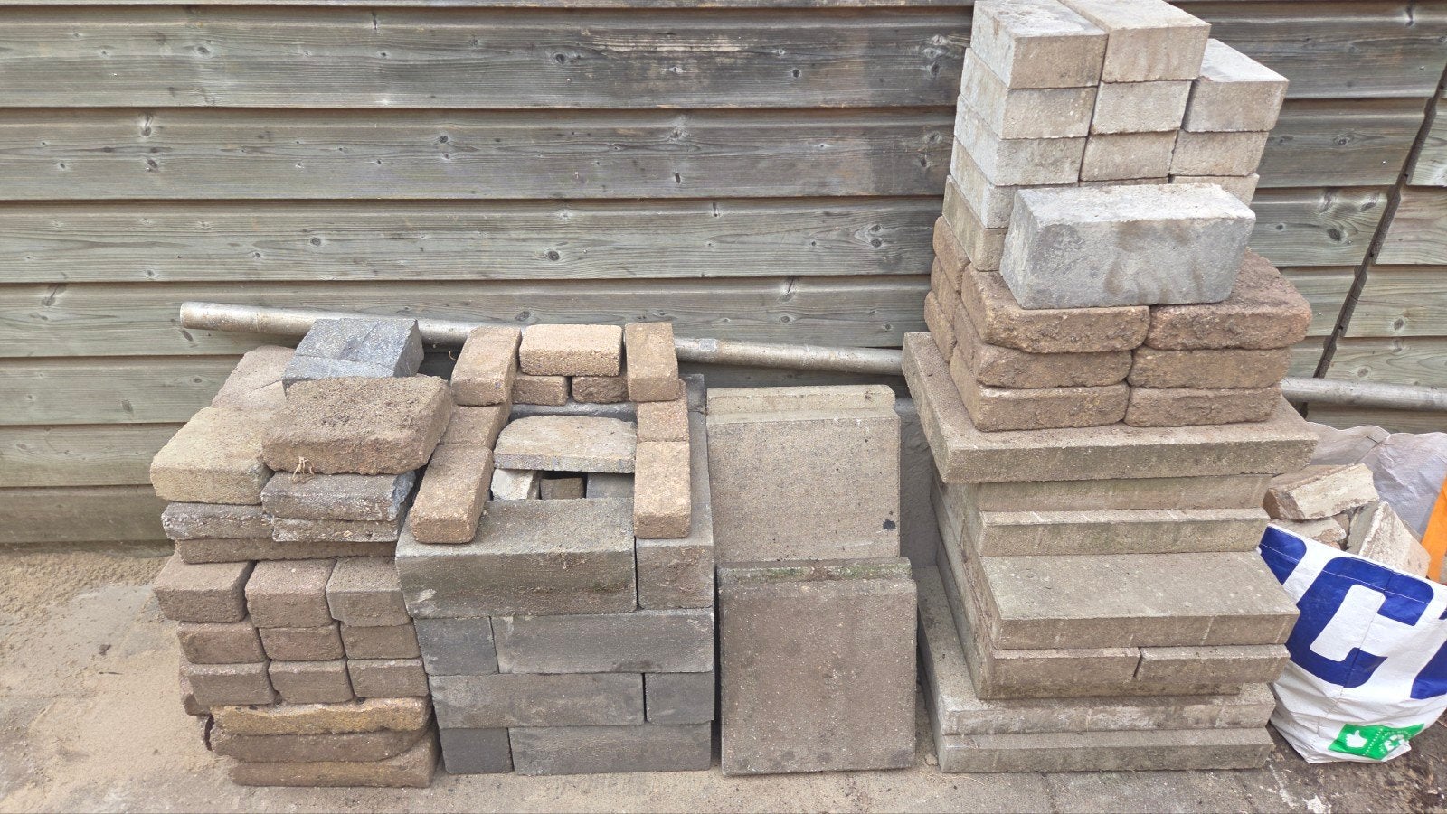 Gratis Betonstenen, antraciet borderstenen en grote klinkers, Tuin en Terras, Ophalen, Gebruikt, Beton, Klinkers
