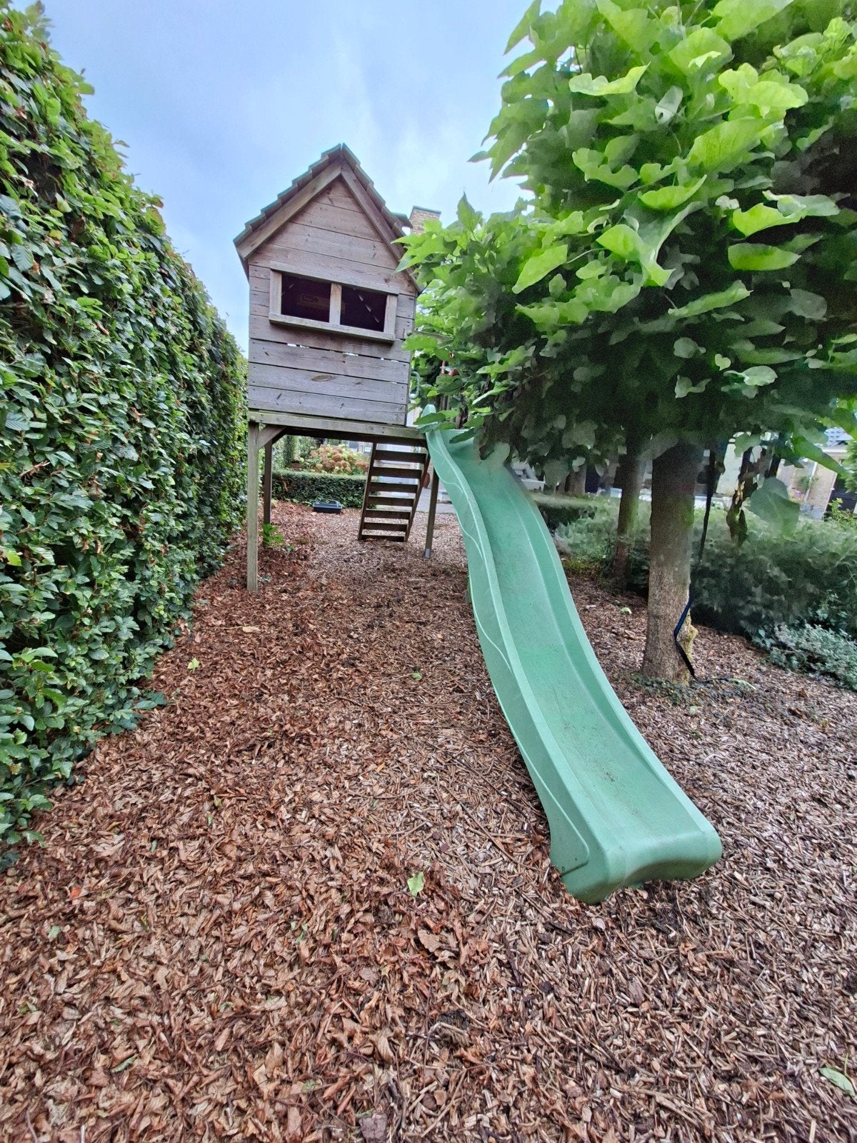 Houten speelhuisje met glijbaan en klimrek, Kinderen en Baby's, Speelgoed | Buiten | Speeltoestellen, Ophalen, Gebruikt, Glijbaan